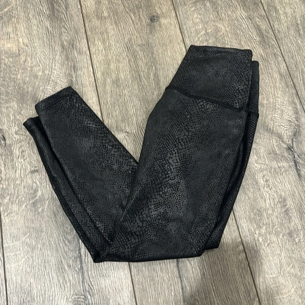 • Beyond Yoga • Women’s  Viper Highwaisted Midi Leggings Viper Black Yoga  XS